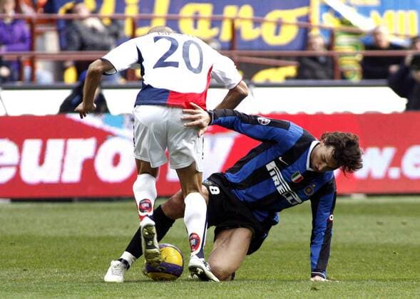 Zlatan Ibrahimovic (Inter Mailand, re.) gegen Paolo Bianco (Cagliari) -  Fußball Herren Serie A 2006 2007, 1. Italienische Liga, FC Internazionale Mailand - Cagliari Calcio 1:0 Gruppe Mailand Kampf, Fußball Herren Serie A 2006 2007, 1. Italienische Liga, FC Internazionale Mailand - Cagliari Calcio 1:0 Gruppe Mailand Kampf,