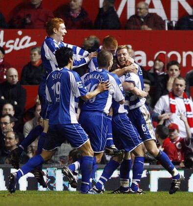 Torjubel Reading, u.a. mit Torschütze Brynjar Gunnarsson (re.) - Fußball Herren English FA Cup 2006 2007, Englischer Pokal, Pokalspiel, Premier League 1. Englische Liga, Reading FC Gruppe Manchester Begeisterung, Freude, Fußball Herren English FA Cup 2006 2007, Englischer Pokal, Pokalspiel, Premier League 1. Englische Liga, Reading FC Gruppe Manchester Begeisterung, Freude, EDITORIAL USE ONLY. No use with unauthorised audio, video, data, fixture lists, club league logos or live services. Online in-match use limited to 120 images, no video emulation. No use in betting, games or single club league player publications.