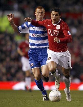 Cristiano Ronaldo (Manchester United, re.) gegen Steve Sidwell (Reading) - Fußball Herren English FA Cup 2006 2007, Englischer Pokal, Pokalspiel, Premier League 1. Englische Liga Gruppe Manchester Dynamik, Fußball Herren English FA Cup 2006 2007, Englischer Pokal, Pokalspiel, Premier League 1. Englische Liga Gruppe Manchester Dynamik, EDITORIAL USE ONLY. No use with unauthorised audio, video, data, fixture lists, club league logos or live services. Online in-match use limited to 120 images, no video emulation. No use in betting, games or single club league player publications.