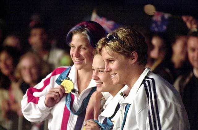 4 x 100 Meter Lagen Olympiasieger 2000 USA v.li.: B.J. Bedford, Megan Quann und Jenny Thompson -  (SYP2000092359) Schwimmen OS Sommer Damen Olympische Spiele 2000 Sommerspiele Siegerehrung, Podium, Podest Gold Vdig Gruppe Sydney Freude, Schwimmen OS Sommer Damen Olympische Spiele 2000 Sommerspiele Siegerehrung, Podium, Podest Gold Vdig Gruppe Sydney Freude,
