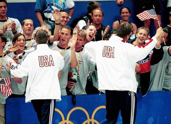 USA Teammitglieder bejubeln 50 Meter Freistil Olympiasieger Anthony Ervin (li.) und den Zweitplatzierten Gary Hall Jr. (beide USA) -  (SYD2000092216) Schwimmen OS Sommer Herren Olympische Spiele 2000 Sommerspiele, Siegerehrung, Podium, Podest Vdig Gruppe Sydney Freude, Begeisterung, Schwimmen OS Sommer Herren Olympische Spiele 2000 Sommerspiele, Siegerehrung, Podium, Podest Vdig Gruppe Sydney Freude, Begeisterung,