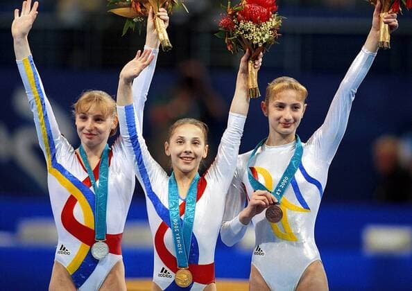 Andrea Raducan (Mitte), Mehrkampf Olympiasiegerin 2000, Simona Amanar (li., Platz 2) und Maria Olaru (alle Rumänien Platz 3) während der Siegerehrung -  (OLY2000092137) Turnen OS Sommer Damen Olympische Spiele 2000, Sommerspiele, Kunstturnen, Geräteturnen, Vdig Gruppe Sydney Freude, Turnen OS Sommer Damen Olympische Spiele 2000, Sommerspiele, Kunstturnen, Geräteturnen, Vdig Gruppe Sydney Freude,