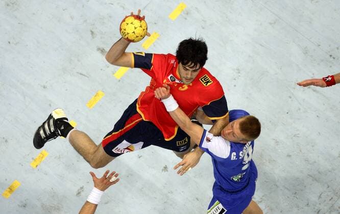 Raul Entrerrios (Spanien, li.) gegen Gudjon Valur Sigurdsson (Island) Handball WM Herren WM 2007, Länderspiel, Nationalteam, Nationaltrikot, Spiel um Platz 7 Gruppe Köln Dynamik, Kampf, Handball WM Herren WM 2007, Länderspiel, Nationalteam, Nationaltrikot, Spiel um Platz 7 Gruppe Köln Dynamik, Kampf,