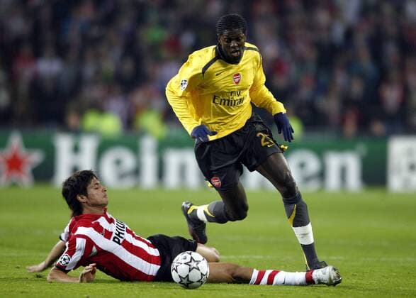 Manuel da Costa (Eindhoven, li.) gegen Emmanuel Adebayor (Arsenal) - EDITORIAL USE ONLY. No use with unauthorised audio, video, data, fixture lists, club league logos or live services. Online in-match use limited to 120 images, no video emulation. No use in betting, games or single club league player publications. Fußball EC 1 Herren Champions League 2006 2007, PSV Eindhoven - Arsenal FC London Gruppe Eindhoven Dynamik, Kampf, Fußball EC 1 Herren Champions League 2006 2007, PSV Eindhoven - Arsenal FC London Gruppe Eindhoven Dynamik, Kampf,