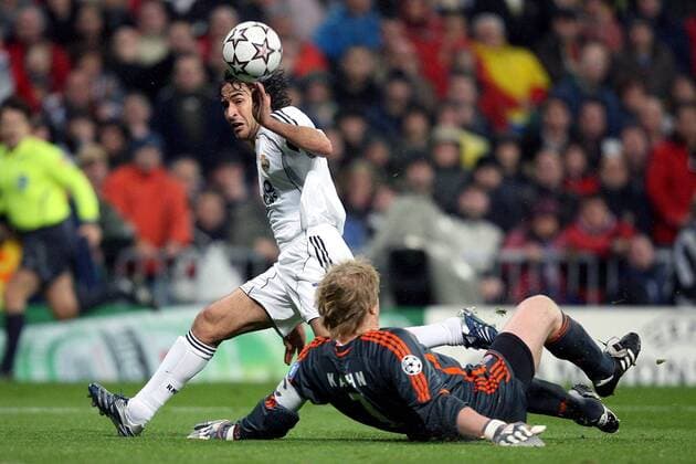 Raul Gonzalez (Real Madrid, li.) erzielt gegen Torwart Oliver Kahn (Bayern) das 1:0 Fußball EC 1 Herren Champions League 2006 2007, Real Madrid CF - FC Bayern München Gruppe Madrid Dynamik, Fußball EC 1 Herren Champions League 2006 2007, Real Madrid CF - FC Bayern München Gruppe Madrid Dynamik,