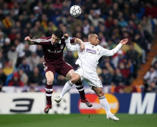 Roberto Carlos (Real Madrid, re.) gegen Mark van Bommel (Bayern) Fußball EC 1 Herren Champions League 2006 2007, Real Madrid CF - FC Bayern München Gruppe Madrid Dynamik, Fußball EC 1 Herren Champions League 2006 2007, Real Madrid CF - FC Bayern München Gruppe Madrid Dynamik,