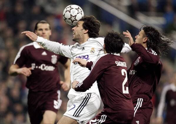 Ruud van Nistelrooy (Real Madrid, li.) gegen Martin Demichelis (re.) und Willy Sagnol (beide Bayern) Fußball EC 1 Herren Champions League 2006 2007, Achtelfinale, Real Madrid CF - FC Bayern München Gruppe Madrid Dynamik, Fußball EC 1 Herren Champions League 2006 2007, Achtelfinale, Real Madrid CF - FC Bayern München Gruppe Madrid Dynamik,