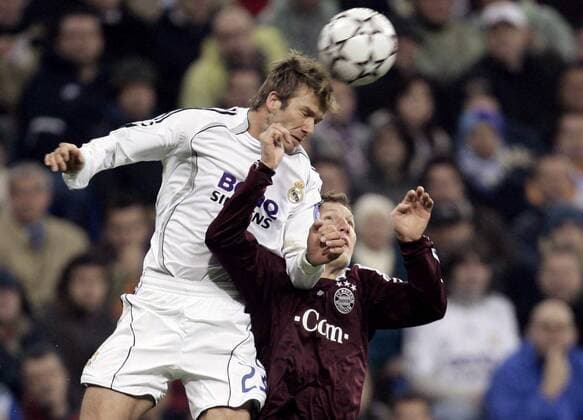 David Beckham (Real Madrid, li.) gegen Bastian Schweinsteiger (Bayern) Fußball EC 1 Herren Champions League 2006 2007, Achtelfinale, Real Madrid CF - FC Bayern München Gruppe Madrid Dynamik, Überlegenheit, Fußball EC 1 Herren Champions League 2006 2007, Achtelfinale, Real Madrid CF - FC Bayern München Gruppe Madrid Dynamik, Überlegenheit,