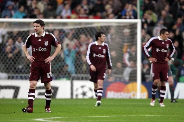 Mark van Bommel (Bayern) enttäuscht Fußball EC 1 Herren Champions League 2006 2007, Achtelfinale, FC Bayern München Gruppe Madrid Enttäuschung, Nachdenklichkeit, Fußball EC 1 Herren Champions League 2006 2007, Achtelfinale, FC Bayern München Gruppe Madrid Enttäuschung, Nachdenklichkeit,