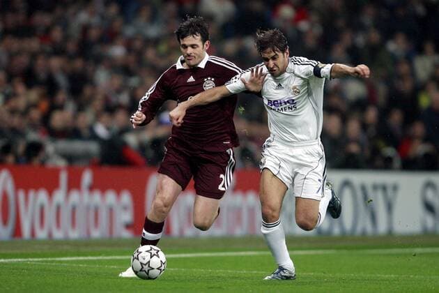 Willy Sagnol (Bayern, li.) gegen Raul Gonzalez (Real Madrid) Fußball EC 1 Herren Champions League 2006 2007, Achtelfinale, Real Madrid CF - FC Bayern München Gruppe Madrid Dynamik, Fußball EC 1 Herren Champions League 2006 2007, Achtelfinale, Real Madrid CF - FC Bayern München Gruppe Madrid Dynamik,