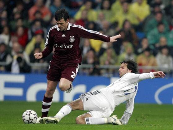 Willy Sagnol (Bayern, li.) gegen Ruud van Nistelrooy (Real Madrid) Fußball EC 1 Herren Champions League 2006 2007, Achtelfinale, Real Madrid CF - FC Bayern München Gruppe Madrid Dynamik, Kampf Fußball EC 1 Herren Champions League 2006 2007, Achtelfinale, Real Madrid CF - FC Bayern München Gruppe Madrid Dynamik, Kampf