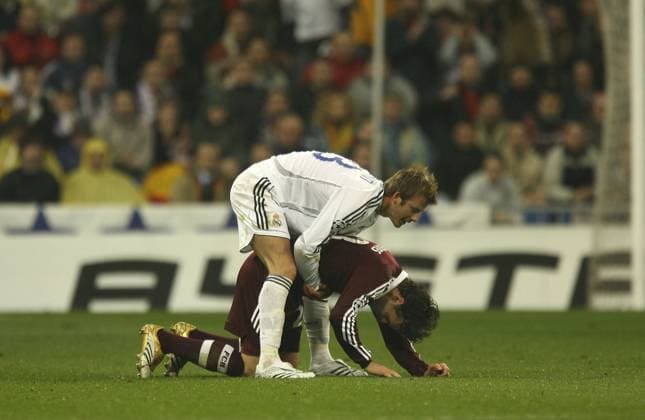 David Beckham (Real Madrid, li.) hilft Owen Hargreaves (Bayern) auf Fußball EC 1 Herren Champions League 2006 2007, Real Madrid FC - FC Bayern München 3:2 Gruppe Madrid Harmonie, Kameradschaft Fußball EC 1 Herren Champions League 2006 2007, Real Madrid FC - FC Bayern München 3:2 Gruppe Madrid Harmonie, Kameradschaft