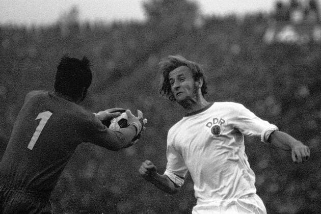 Hans Jürgen Kreische (re., DDR) im Duell Fußball Länderspiel Herren WM Qualifikation 1973 Nationalteam, DDR - Rumänien 2:0, Vneg, Vsw Gruppe Leipzig Dynamik, Abwehr, Fußball Länderspiel Herren WM Qualifikation 1973 Nationalteam, DDR - Rumänien 2:0, Vneg, Vsw Gruppe Leipzig Dynamik, Abwehr,
