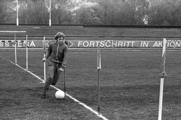 Fortschritt in Aktion: Gerd Schellenberg (DDR) mit Ball im Stangenwald Fußball Herren WM Vorbereitung 1974, Nationalteam, Trainingslager, Vneg, Vsw, Training, Einzelbild Jena Dynamik, Fußball Herren WM Vorbereitung 1974, Nationalteam, Trainingslager, Vneg, Vsw, Training, Einzelbild Jena Dynamik,
