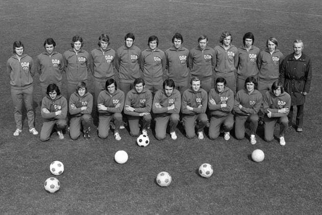 Mannschaftsbild DDR hi.v.li.: Konrad Weise, Henning Frenzel, Joachim Fritsche, Rüdiger Schnuphase, Hans Bert Matoul, Peter Ducke, Eberhard Vogel, Bernd Bransch, Hans Jürgen Kreische, Jürgen Sparwasser, Joachim Streich, Nationaltrainer Georg ... Fußball Herren Nationalteam 1974, Vorstellung, Präsentation, Pressetermin, Kader, Vneg, Vsw Totale Aufnahmedatum geschätzt, Vogelperspektive, oben Fußball Herren Nationalteam 1974, Vorstellung, Präsentation, Pressetermin, Kader, Vneg, Vsw Totale Aufnahmedatum geschätzt, Vogelperspektive, oben