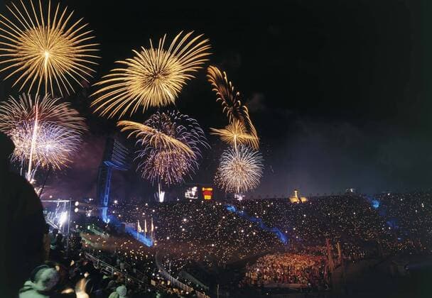 Feuerwerk im Minami Nagano Sports Park während der Abschlussfeier der Olympischen Winterspiele 1998 -  (aflo006) OS Winter Herren Olympische Winterspiele 1998, Spiele, Abschluss, Abschlussveranstaltung, Abschlusszeremonie Totale Minami Nagano Sports Park Nagano Olympiastadion OS Winter Herren Olympische Winterspiele 1998, Spiele, Abschluss, Abschlussveranstaltung, Abschlusszeremonie Totale Minami Nagano Sports Park Nagano Olympiastadion