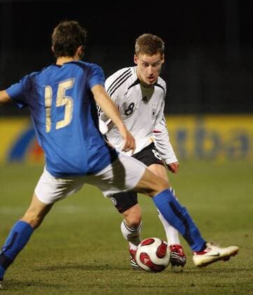 Sören Halfar (Deutschland U21, re.) im Duell - Fußball Länderspiel Herren Freundschaftsspiel 2007, Nationalteam, Nationaltrikot, Test, Testspiel, U21, U 21 Gruppe Deutschland - Italien 0:0 Reutlingen Fußball Länderspiel Herren Freundschaftsspiel 2007, Nationalteam, Nationaltrikot, Test, Testspiel, U21, U 21 Gruppe Deutschland - Italien 0:0 Reutlingen