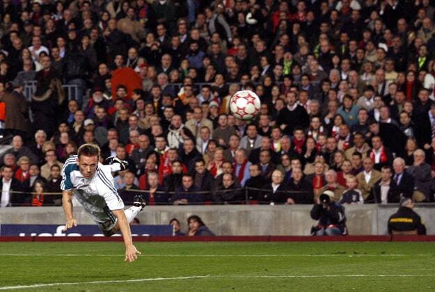 Craig Bellamy (Liverpool) erzielt per Flugkopfball das 1:1 - EDITORIAL USE ONLY. No use with unauthorised audio, video, data, fixture lists, club league logos or live services. Online in-match use limited to 120 images, no video emulation. No use in betting, games or single club league player publications. Fußball EC 1 Herren Champions League 2006 2007, FC Liverpool Einzelbild Barcelona Fußball EC 1 Herren Champions League 2006 2007, FC Liverpool Einzelbild Barcelona