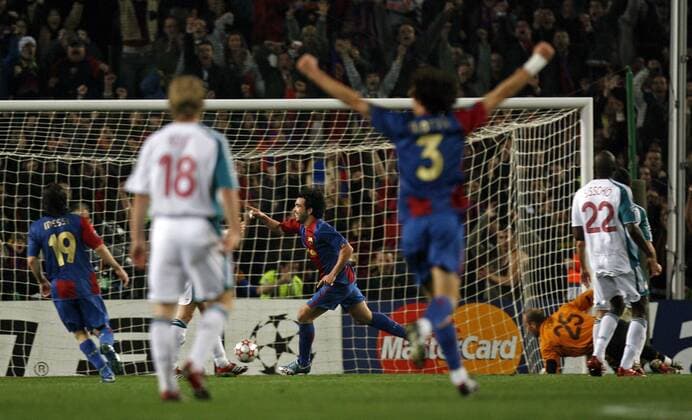 Deco (FC Barcelona) bejubelt den Treffer zum 1:0 - EDITORIAL USE ONLY. No use with unauthorised audio, video, data, fixture lists, club league logos or live services. Online in-match use limited to 120 images, no video emulation. No use in betting, games or single club league player publications. Fußball EC 1 Herren Champions League 2006 2007, FC Barcelona - FC Liverpool 1:2 Totale Barcelona Fußball EC 1 Herren Champions League 2006 2007, FC Barcelona - FC Liverpool 1:2 Totale Barcelona