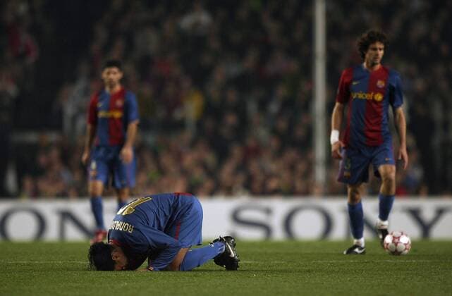 Ronaldinho (FC Barcelona) am Boden Fußball EC 1 Herren Champions League 2006 2007, FC Barcelona Einzelbild Barcelona Fußball EC 1 Herren Champions League 2006 2007, FC Barcelona Einzelbild Barcelona