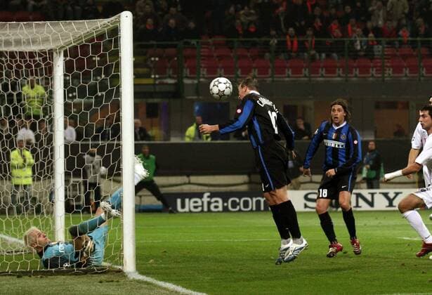 Esteban Cambiasso (Inter Mailand) köpft das 1:0 gegen Torwart Santiago Canizares (Valencia) -  Fußball EC 1 Herren Champions League 2006 2007, FC Internazionale Mailand - FC Valencia 2:2 Gruppe Mailand Fußball EC 1 Herren Champions League 2006 2007, FC Internazionale Mailand - FC Valencia 2:2 Gruppe Mailand