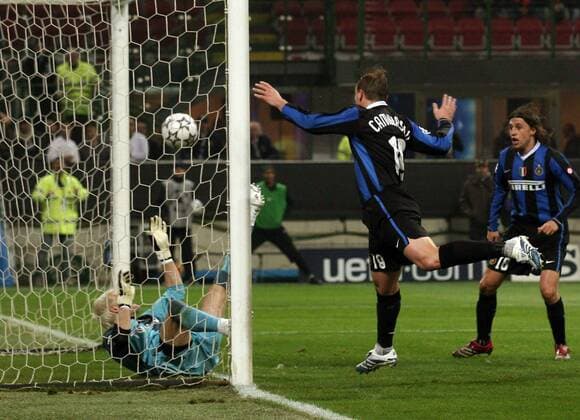 Esteban Cambiasso (Inter Mailand) köpft das 1:0 gegen Torwart Santiago Canizares (Valencia) -  Fußball EC 1 Herren Champions League 2006 2007, FC Internazionale Mailand - FC Valencia 2:2 Gruppe Mailand Fußball EC 1 Herren Champions League 2006 2007, FC Internazionale Mailand - FC Valencia 2:2 Gruppe Mailand
