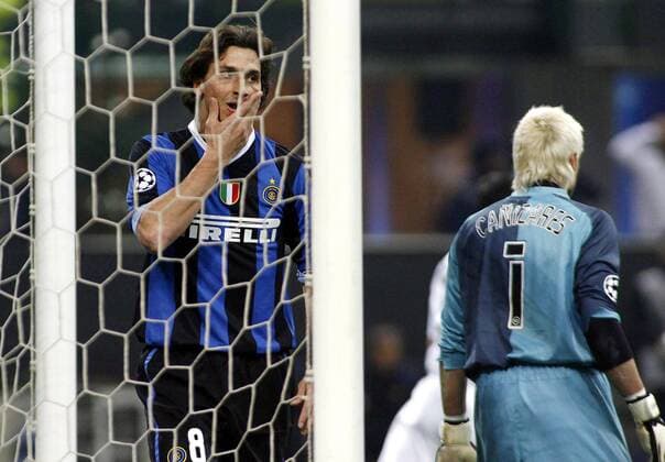 Zlatan Ibrahimovic (Inter Mailand, li.) enttäuscht zwischen den Pfosten von Torwart Santiago Canizares (Valencia) -  Fußball EC 1 Herren Champions League 2006 2007, FC Internazionale Mailand - FC Valencia 2:2 Gruppe Mailand Enttäuschung, Fußball EC 1 Herren Champions League 2006 2007, FC Internazionale Mailand - FC Valencia 2:2 Gruppe Mailand Enttäuschung,
