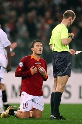 Schiedsrichter Mike Riley (England) verwarnt Francesco Totti (AS Rom) -  (pan18956) Fußball EC 1 Herren Champions League 2006 2007, AS Rom, Roma Gruppe Rom Unterwerfung Fußball EC 1 Herren Champions League 2006 2007, AS Rom, Roma Gruppe Rom Unterwerfung  