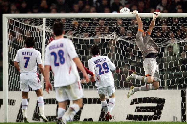 Torwart Doni (AS Rom) lenkt den Ball über den Querbalken -  (pan18956) Fußball EC 1 Herren Champions League 2006 2007, AS Rom - Olympique Lyonnais 0:0, OL, Roma Gruppe Rom Abwehr, Fußball EC 1 Herren Champions League 2006 2007, AS Rom - Olympique Lyonnais 0:0, OL, Roma Gruppe Rom Abwehr,  