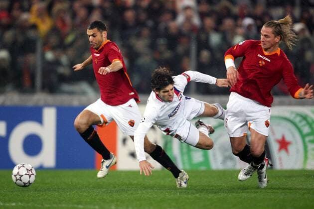 Juninho (Lyon, Mitte) gegen Max Tonetto (li.) und Philippe Mexes (beide AS Rom) -  (pan18956) Fußball EC 1 Herren Champions League 2006 2007, AS Rom - Olympique Lyonnais 0:0, OL, Roma Gruppe Rom Dynamik, Fußball EC 1 Herren Champions League 2006 2007, AS Rom - Olympique Lyonnais 0:0, OL, Roma Gruppe Rom Dynamik,  
