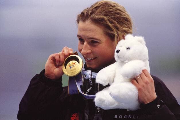 Olympiasiegerin Claudia Pechstein (Deutschland) präsentiert während der Siegerehrung ihre Goldmedaille für den Sieg über 5000m -  Eisschnellauf OS Winter Damen Olympische Spiele Nagano 1998, Winterspiele, 5000m, 5000 m, Meter, Vdia Einzelbild aflo006 Nagano Freude, Eisschnellauf OS Winter Damen Olympische Spiele Nagano 1998, Winterspiele, 5000m, 5000 m, Meter, Vdia Einzelbild aflo006 Nagano Freude,