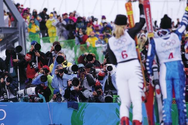 Sportfotografen nehmen die drittplazierte Katja Seizinger (Deutschland, li.) und Olympiasiegerin Deborah Compagnoni (Italien) bei der Riesenslalom Siegerehrung ins Visier -  Alpiner Skilauf OS Winter Damen Olympische Spiele Nagano 1998, Winterspiele, Ski Alpin, Skisport, Riesenslalom, Vdia Totale aflo008 Nagano Shigakogen Alpiner Skilauf OS Winter Damen Olympische Spiele Nagano 1998, Winterspiele, Ski Alpin, Skisport, Riesenslalom, Vdia Totale aflo008 Nagano Shigakogen