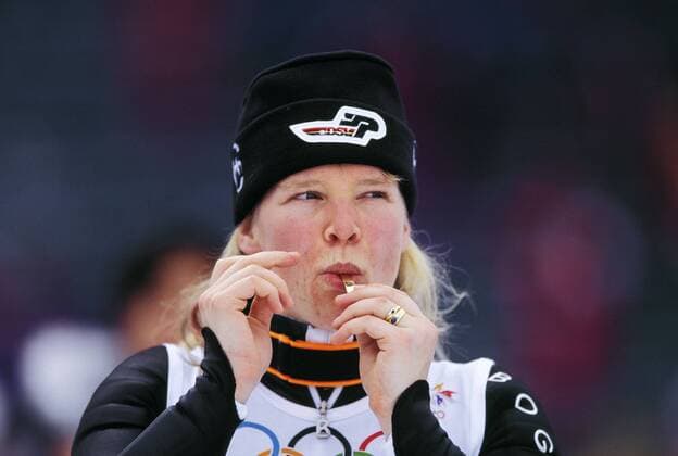 Katja Seizinger (Deutschland) kaut auf einem Schmuckstück -  Alpiner Skilauf OS Winter Damen Olympische Spiele Nagano 1998, Winterspiele, Ski Alpin, Skisport, Riesenslalom, Vdia Einzelbild aflo005 Nagano Shigakogen Alpiner Skilauf OS Winter Damen Olympische Spiele Nagano 1998, Winterspiele, Ski Alpin, Skisport, Riesenslalom, Vdia Einzelbild aflo005 Nagano Shigakogen