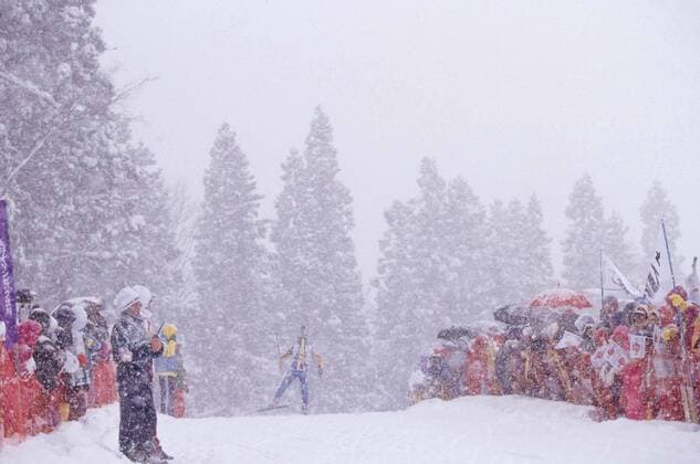 Biathleten bahnen sich ihren Weg durch das winterliche Schneetreiben -  (aflo006) Biathlon OS Winter Herren Olympische Spiele Nagano 1998, Winterspiele Totale Nagano Biathlon OS Winter Herren Olympische Spiele Nagano 1998, Winterspiele Totale Nagano