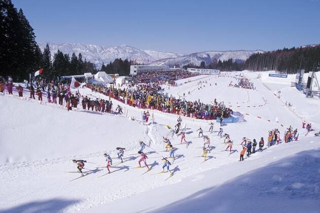 Teilnehmerfeld der 4x7,5 km Staffel an einem Anstieg während der Olympischen Winterspiele 1998 in Nagano -  (aflo006) Biathlon OS Winter Damen Olympische Spiele Nagano 1998, Winterspiele, Staffel, Staffellauf, Staffelrennen Totale Nagano Biathlon OS Winter Damen Olympische Spiele Nagano 1998, Winterspiele, Staffel, Staffellauf, Staffelrennen Totale Nagano