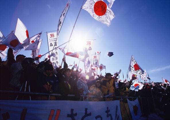 Japanische Fans während der Wettbewerbe der Nordischen Kombination bei den Winterspielen 1998 in Nagano -  (aflo006) Nordische Kombination OS Winter Herren Olympische Spiele Nagano 1998, Winterspiele Totale Nagano Nordische Kombination OS Winter Herren Olympische Spiele Nagano 1998, Winterspiele Totale Nagano