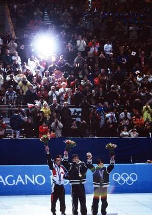 Siegerehrung 500m bei den Winterspielen 1998, v.li.: Yulong An (China), Olympiasieger Takafumi Nishitani, Hitoshi Uematsu (beide Japan) -  (aflo006) Short Track OS Winter Herren Olympische Spiele Nagano 1998, Winterspiele, Shorttrack Totale Nagano Short Track OS Winter Herren Olympische Spiele Nagano 1998, Winterspiele, Shorttrack Totale Nagano