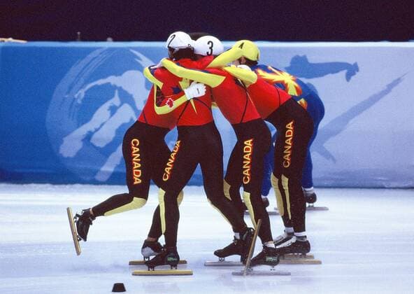 Team Kanada bejubelt seinen Olympiasieg über 5000m bei den Winterspielen 1998 in Nagano -  (aflo006) Short Track OS Winter Herren Olympische Spiele Nagano 1998, Winterspiele, Shorttrack Gruppe Nagano Freude, Short Track OS Winter Herren Olympische Spiele Nagano 1998, Winterspiele, Shorttrack Gruppe Nagano Freude,