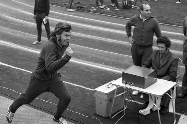 Konrad Weise (DDR) - Sprinttraining mit aufwändiger Zeitmessung Fußball Herren WM Vorbereitung 1974, Nationalteam, Trainingslager, Training, Vneg, Vsw Gruppe o0 Leistungsdiagnose, Leistungstest Jena Dynamik, Fußball Herren WM Vorbereitung 1974, Nationalteam, Trainingslager, Training, Vneg, Vsw Gruppe o0 Leistungsdiagnose, Leistungstest Jena Dynamik,