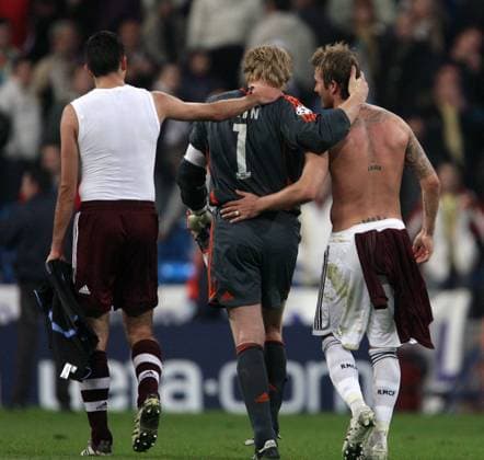 David Beckham (Real Madrid, re.), Torwart Oliver Kahn und Roy Makaay (beide Bayern) - harmonischer Abgang Fußball EC 1 Herren Champions League 2006 2007, Real Madrid CF - FC Bayern München 3:2 Gruppe Madrid Harmonie, Fußball EC 1 Herren Champions League 2006 2007, Real Madrid CF - FC Bayern München 3:2 Gruppe Madrid Harmonie,