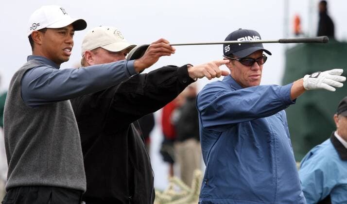 Eldrick Tiger Woods (USA, li.) und Nick O Hern (Australien) haben etwas entdeckt -  (PXP2007022308) Golf Herren WGC Accenture Match Play Championship 2007, PGA Tour, Lochspiel, Lochspielwettbewerb Gruppe Marana Golf Herren WGC Accenture Match Play Championship 2007, PGA Tour, Lochspiel, Lochspielwettbewerb Gruppe Marana