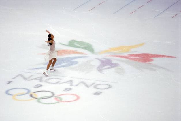 Michelle Kwan (USA) auf dem Logo und den Ringen der Olympischen Spiele 1998 in Nagano -  (aflo006) Eiskunstlauf OS Winter Damen Olympische Spiele 1998, Winterspiele, Schaulaufen o0 Show Totale Nagano City Anmut, Eiskunstlauf OS Winter Damen Olympische Spiele 1998, Winterspiele, Schaulaufen o0 Show Totale Nagano City Anmut,