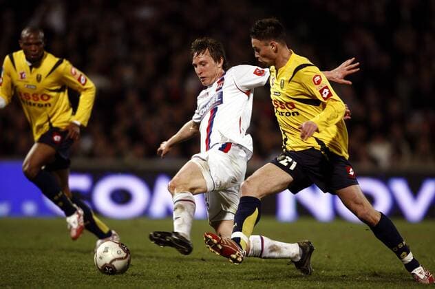 Kim Källström (Lyon, li.) gegen Anthony le Tallec (Sochaux) -  (pan19025) Fußball Herren Ligue 1 2006 2007, 1. Französische Liga, Olympique Lyonnais - FC Sochaux Montbeliard 3:3, OL Gruppe Lyon Dynamik, Fußball Herren Ligue 1 2006 2007, 1. Französische Liga, Olympique Lyonnais - FC Sochaux Montbeliard 3:3, OL Gruppe Lyon Dynamik,  