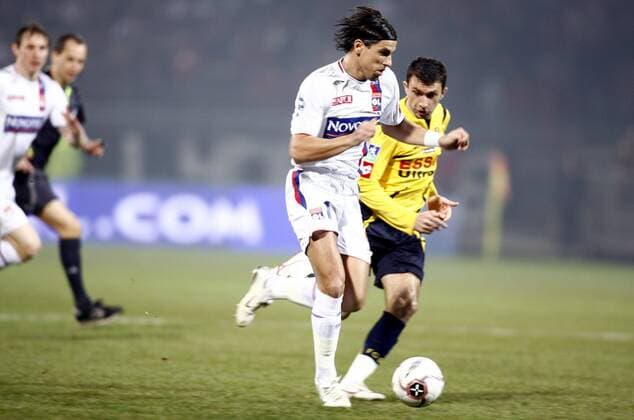 Milan Baros (Lyon, li.) gegen Romain Pitau (Sochaux) -  (pan19025) Fußball Herren Ligue 1 2006 2007, 1. Französische Liga, Olympique Lyonnais - FC Sochaux Montbeliard 3:3, OL Gruppe Lyon Dynamik, Fußball Herren Ligue 1 2006 2007, 1. Französische Liga, Olympique Lyonnais - FC Sochaux Montbeliard 3:3, OL Gruppe Lyon Dynamik,  