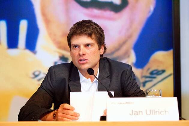 Jan Ullrich (Deutschland) gibt während einer Pressekonferenz in Hamburg seinen Rücktritt vom aktiven Radsport bekannt Radsport Herren Straßenradsport 2007, Straße, Rad, Pressetermin Einzelbild Hamburg Radsport Herren Straßenradsport 2007, Straße, Rad, Pressetermin Einzelbild Hamburg