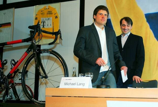 Jan Ullrich (Deutschland, li.) gibt während der Pressekonferenz im Hotel Inter Continental in Hamburg seinen Rücktritt vom aktiven Radsport bekannt, re. sein Pressesprecher Michael Lang Radsport Herren Straßenradsport 2007, Straße, Rad, Pressetermin Gruppe Hamburg Radsport Herren Straßenradsport 2007, Straße, Rad, Pressetermin Gruppe Hamburg