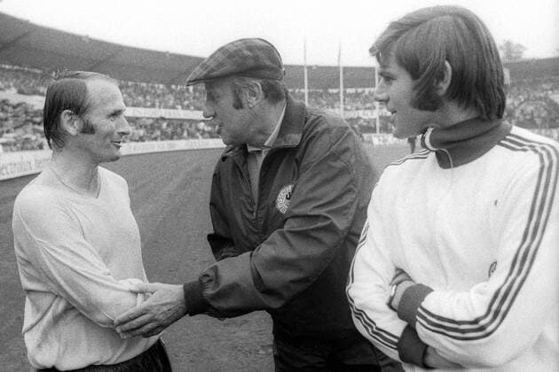 Kurt Hamrin (Schweden, li.) wird von Bundestrainer Helmut Schön (Mitte) begrüßt, daneben Wolfgang Weber (beide BR Deutschland) Fußball Länderspiel Herren Nationalmannschaft 1971, BRD Gruppe Göteborg Harmonie, Fußball Länderspiel Herren Nationalmannschaft 1971, BRD Gruppe Göteborg Harmonie,