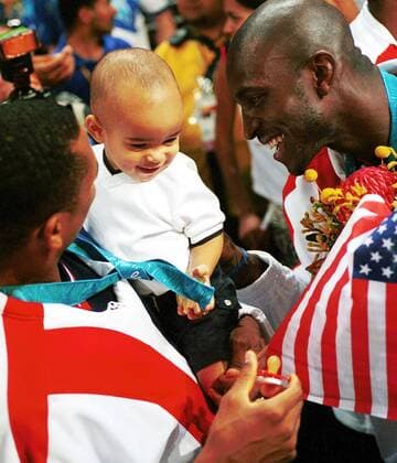 Kevin Garnett (re.) freut sich mit Steve Smith (beide USA) und dessen kleinem Sohn -  (oly2000100110) Basketball OS Sommer Herren Olympische Spiele Sydney 2000, Sommerspiele, Länderspiel, Nationalteam Gruppe Sydney Glück, Harmonie Freude Basketball OS Sommer Herren Olympische Spiele Sydney 2000, Sommerspiele, Länderspiel, Nationalteam Gruppe Sydney Glück, Harmonie Freude