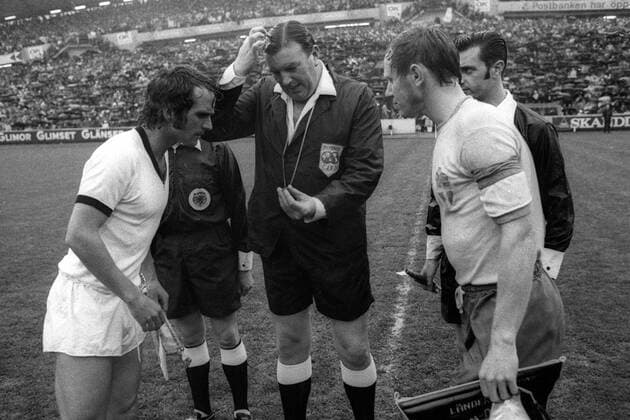 Wolfgang Overath (BR Deutschland, li.) und Björn Nordqvist (Schweden) mit FIFA Schiedsrichter Thomas Wharton (Schottland) bei der Platzwahl Fußball Länderspiel Herren Nationalmannschaft 1971, Nationaltrikot, Schweden - BRD 1:0 Gruppe Göteborg Fußball Länderspiel Herren Nationalmannschaft 1971, Nationaltrikot, Schweden - BRD 1:0 Gruppe Göteborg