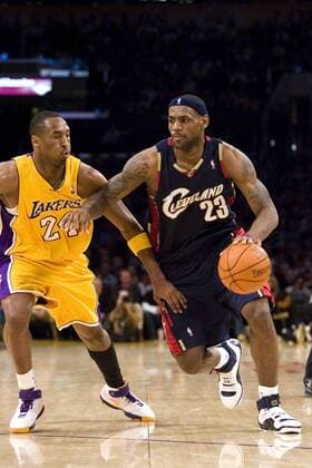 LeBron James (Cleveland Cavaliers, re.) gegen Kobe Bryant (Los Angeles Lakers) - (Icon91055174) Basketball Herren NBA 2006 2007, Los Angeles Lakers - Cleveland Cavaliers 108:114 Gruppe Los Angeles, LA, L. A. Dynamik, Basketball Herren NBA 2006 2007, Los Angeles Lakers - Cleveland Cavaliers 108:114 Gruppe Los Angeles, LA, L. A. Dynamik, EDITORIAL USE ONLY